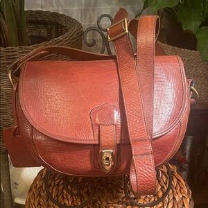 Dooney and Bourke Vintage Elegant Tan Leather Shoulder Bag